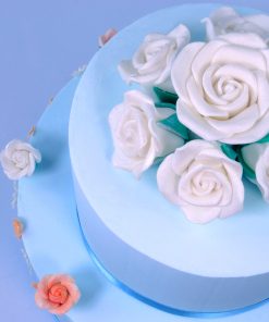 Sugar roses - Two tiered cake Close up.jpg