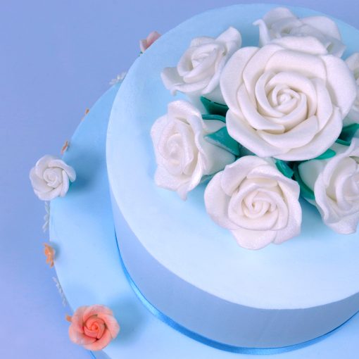 Sugar roses - Two tiered cake Close up.jpg